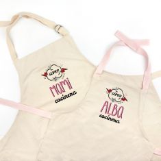Pack Delantal Mamá y Delantal Niño/a Rosa Personalizado Súper Mami y Súper (nombre) cocinero